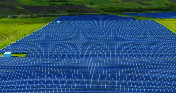 Erneuerbare-Energien-Park in der Landschaft. Reihe von Sonnenkollektoren aus der Luft — Stockfoto