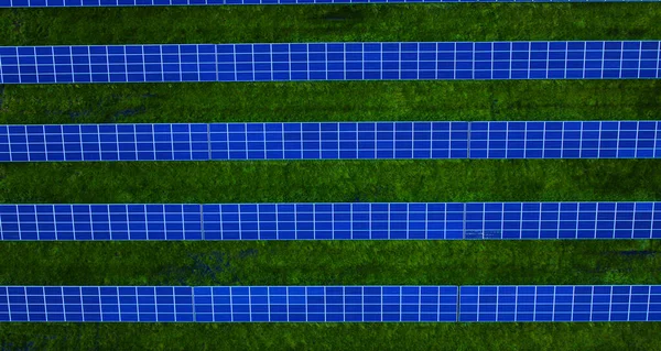 Bovenaanzicht blauw zonnepanelen park. Hernieuwbare energiebronnen. Duurzame energie — Stockfoto