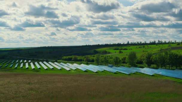 Légi kilátás napelemek park zöld természet hátterében. Fenntartható energia — Stock videók