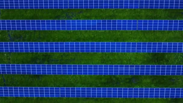 青い太陽光パネル公園のトップビュー。再生可能エネルギー源。持続可能なエネルギー — ストック動画