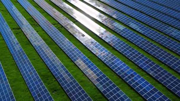 Drone vista azul paneles solares patrón en el fondo de la naturaleza. Paneles fotovoltaicos. — Vídeos de Stock