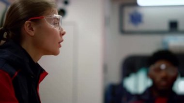 Acil serviste telefonu kullanan bir sağlık görevlisi. Doktor meslektaşımla iş hakkında konuşuyor.