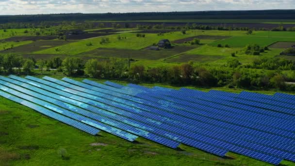 Granja de energía solar aérea. Drone vista azul panel solar fotovoltaico filas. — Vídeos de Stock