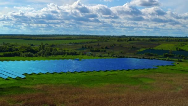 Vue aérienne Panneaux solaires parc dans paysage rural avec ciel nuageux — Video