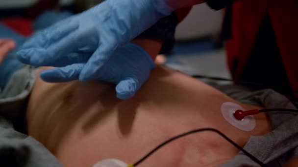 Assistente de atendimento de emergência fornecendo massagem cardíaca indireta do paciente com as mãos — Vídeo de Stock