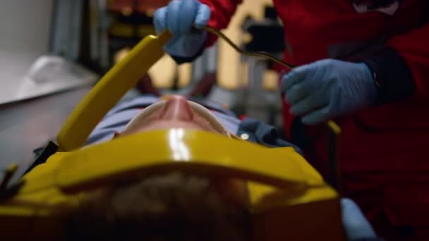 Mãos de assistentes médicos de close-up cuidando do paciente em carro de ambulância — Vídeo de Stock