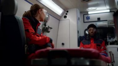 Ambulans arabasıyla kaza yapan acil tıp doktorları.