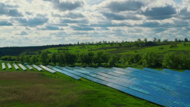 Drone disparou campo de baterias solares. Parque de painéis solares. Fonte de energia alternativa — Vídeo de Stock