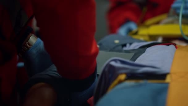 Медицинские работники руками измеряют кровяное давление человека с помощью механического тонометра — стоковое видео