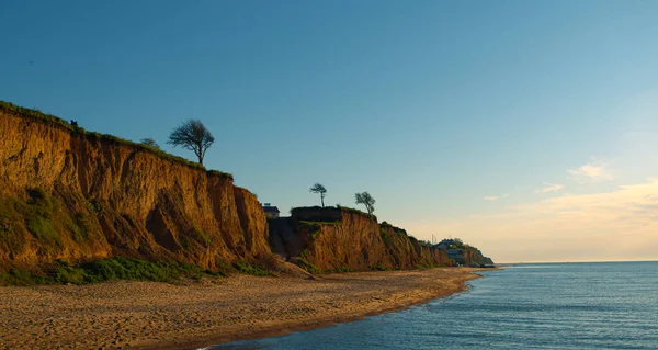 Panoramik manzara kayalık sahil şeridi kumsalı. Deniz sahili dağ drone görüntüsü 