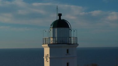Sabahın köründe deniz fenerinde İHA manzaralı bir deniz feneri. Panoramik deniz manzarası.