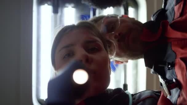 Les ambulanciers ont enlevé le masque à oxygène. Médecins examinant la victime avec une lampe de poche