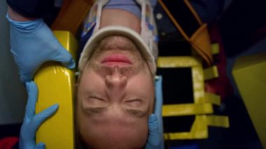 Acil servisteki hastayı kurtaran sağlık görevlileri. Tıbbi yardım sağlayan doktorlar