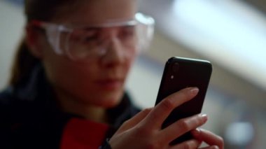 Acil tıp doktoru ambulans arabasında cep telefonundan mesaj atıyor.