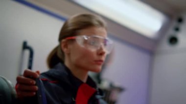 Acil durum yardımcıları ambulans aracıyla acil durum çağrısı yapıyor.