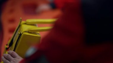 Sağlık görevlileri ambulans arabasındaki tıbbi ekipmanları kontrol ediyor.