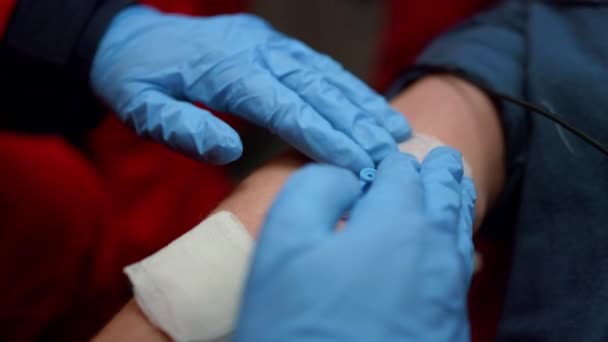 Kapalı sağlık görevlisi damar sondasıyla insan elinin sıhhiyesini onarıyor. — Stok video