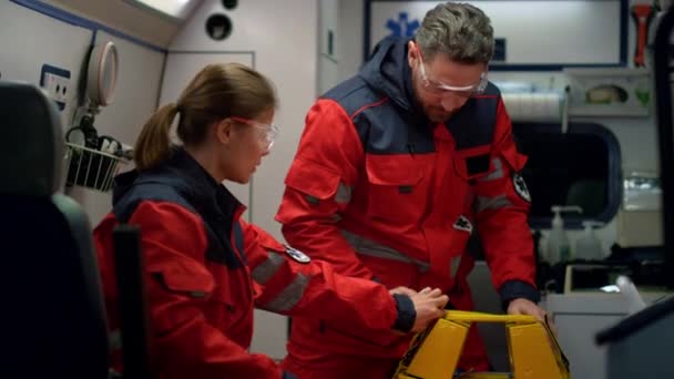 Reddingsteam van paramedici die medische apparatuur klaarmaken voor eerste hulp — Stockvideo