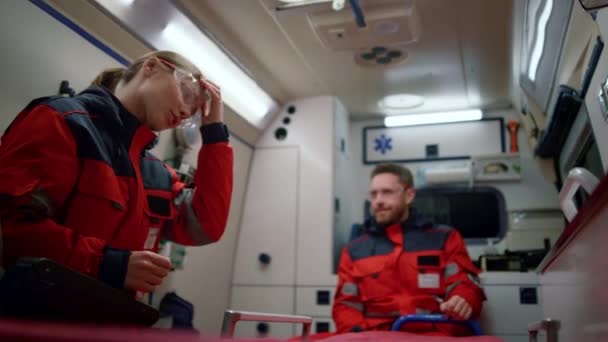 Professionnels de la santé se rendant à un appel d'urgence en ambulance — Video