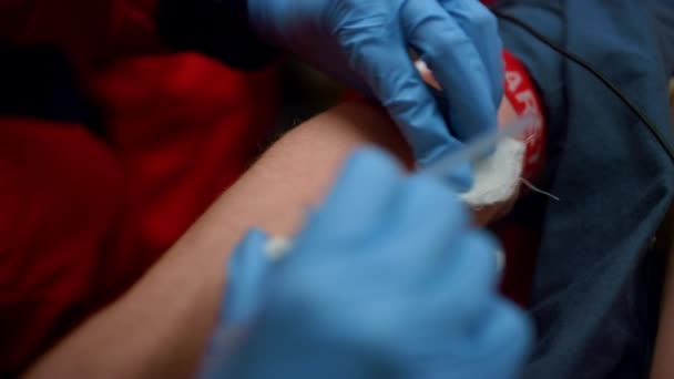Closeup médico de emergência preparando a mão do paciente para exame de sangue — Vídeo de Stock