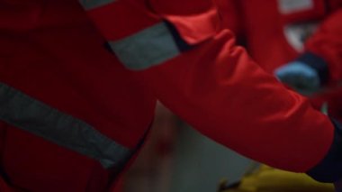 Sağlık görevlileri hastayla ilgileniyor. Sağlık çalışanları kurbanların hayatını kurtarıyor.