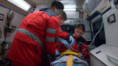 Ambulans doktorları ambulans aracında hayatını kurtarıyor.