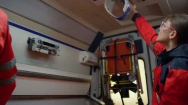 Acil tıbbi servis ekibi ambulans arabasıyla 911 'i arıyor.