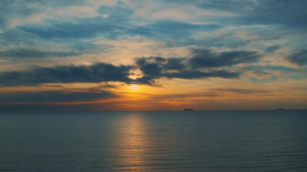 Okouzlující oranžový východ slunce odrážející se v mořských vlnách. Nádherný výhled na moře. — Stock video
