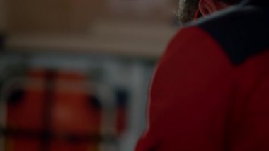 Acil servis doktoru ambulans arabasında gece vardiyasında çalışıyor.