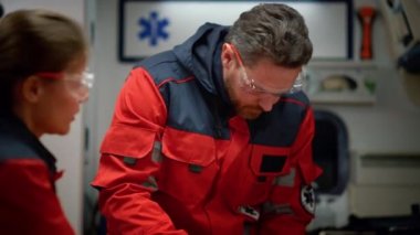 Sağlık görevlileri acil durum için sedye hazırlıyor.