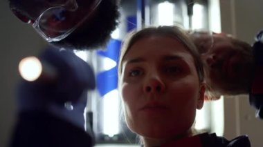 Ambulans arabasına ilk yardım sağlayan çok ırklı acil servis doktorları