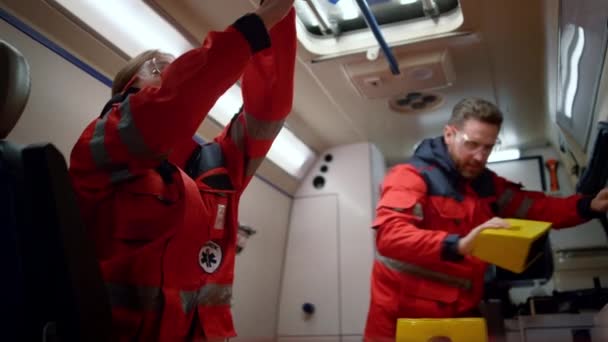 Paramedici che preparano attrezzature mediche per il pronto soccorso in ambulanza — Video Stock