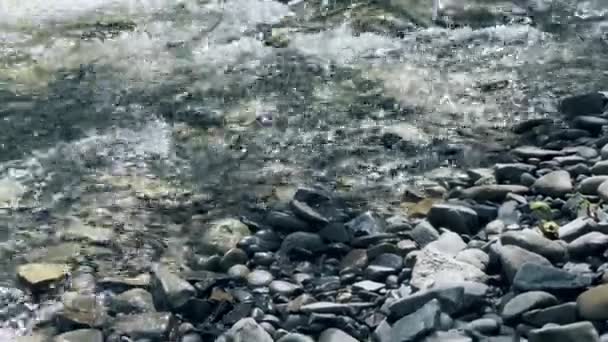 Potok na kamenné krajině. Pohled na tekoucí řeku v horách s odrazem slunce. — Stock video