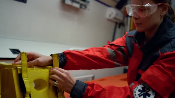 Un ambulancier paramédical sérieux se prépare à immobiliser le cou dans un véhicule d'urgence — Video