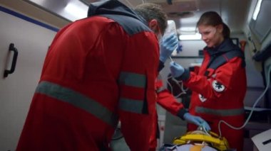 Sağlık görevlileri ambulansla hastayı kurtarıyor. Tıbbi ekip ilk yardım sağlıyor. 