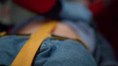 Doktor elleri steteskopla adamı muayene ediyor. Sağlık görevlileri ilk yardım sağlıyor.