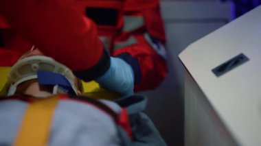 Sağlık görevlileri acil servisteki hastaya ilk yardım yapıyor.