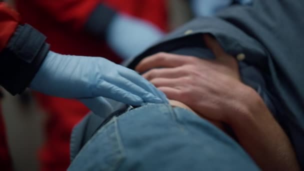 Sjukvårdare händer som ger första hjälpen av mannen i ambulans bil — Stockvideo