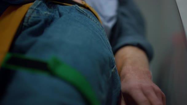 Врач скорой помощи в перчатках проводит медицинское обследование пациента — стоковое видео