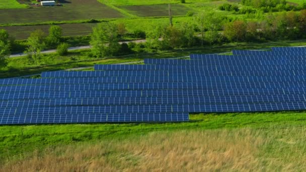 Vista aérea paneles solares campo paisaje rural. Planta de energía alternativa — Vídeo de stock