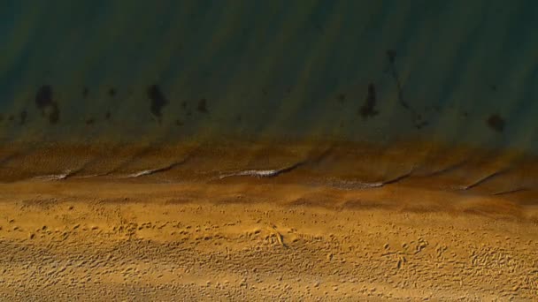 Drone vista de la costa con playa blanca y tranquila. olas de mar rompiendo en la costa. — Vídeos de Stock