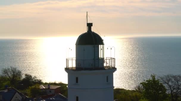 Drone widok latarni morskiej z uroczymi promieniami słońca w tle. Krajobraz morski wybrzeża. — Wideo stockowe