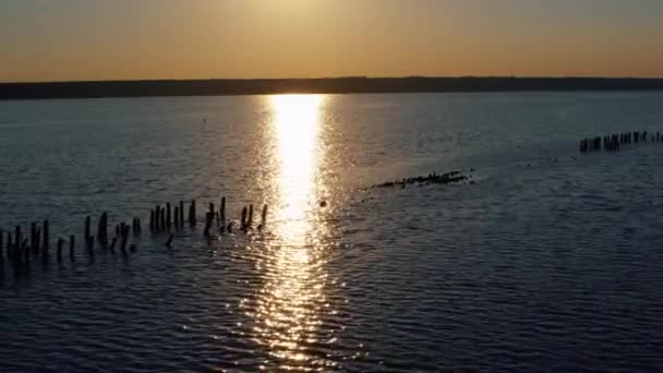 Eksploracja soli z lotu ptaka o zachodzie pomarańczowego słońca. Powierzchnia wody jeziora — Wideo stockowe