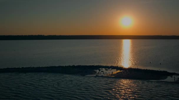 Aerial view sea water surface reflecting golden sunlight. Calm ocean surface — Vídeo de Stock