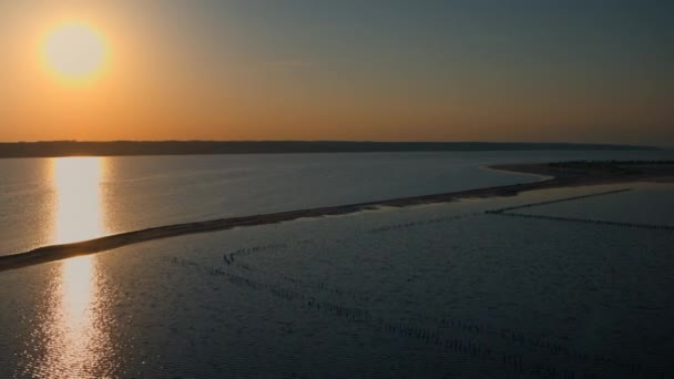 Calme surface de l'océan reflétant la lumière du soleil jaune vif à la soirée d'été. — Video