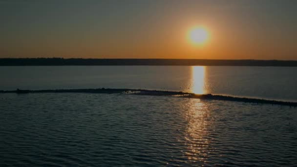 Hava manzarası, altın günbatımını yansıtan okyanus sakinliği. Drone Deniz Burnu Adası — Stok video