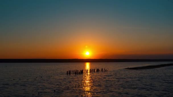 Aerial coastline view with calm landscape in background. Amazing ocean sunset. — Video Stock