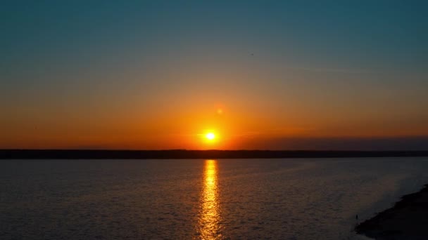 Vue aérienne sur le littoral avec charmant lever de soleil dans le ciel du matin. Délicieux paysage marin. — Video