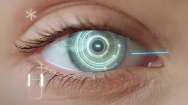 Dispositivo de proceso de comprobación de hologramas de ADN de ojo de primer plano que recoge datos biométricos — Vídeos de Stock