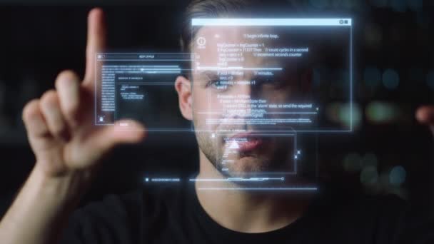 Чоловік читає текстову голограму, шукає футуристичну інформацію на сенсорному екрані крупним планом — стокове відео